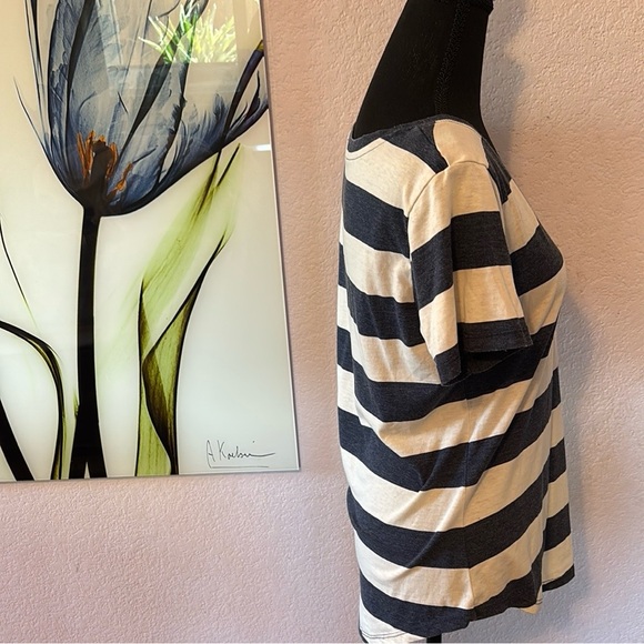 Women’s shirt size small - Picture 2 of 5